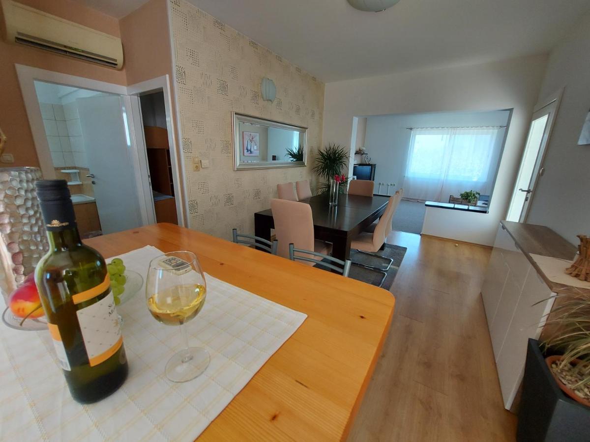 Apartman Larisa Apartamento Kampor Exterior foto